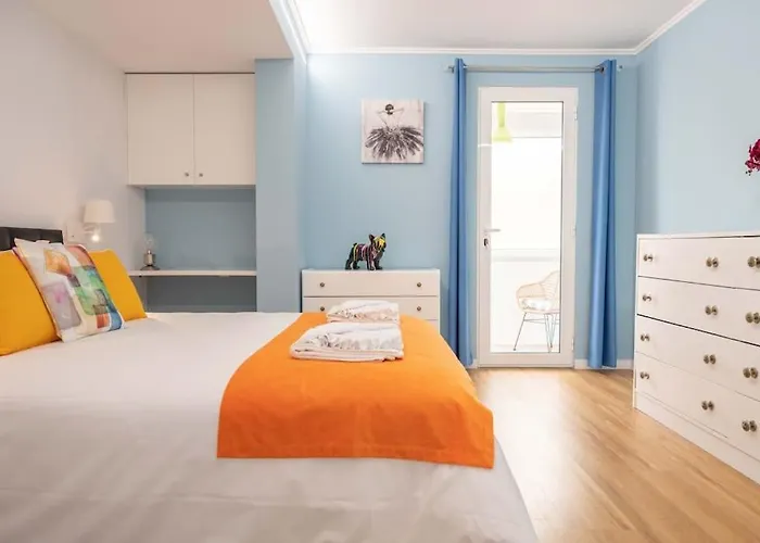 D.henrique I Frente Ao Savoy Palace Funchal (Madeira)