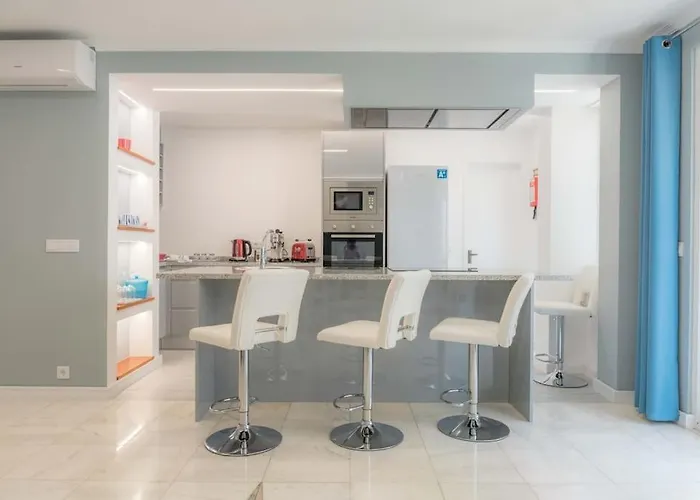 D.henrique I Frente Ao Savoy Palace * Funchal (Madeira)