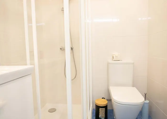 D.henrique I Frente Ao Savoy Palace