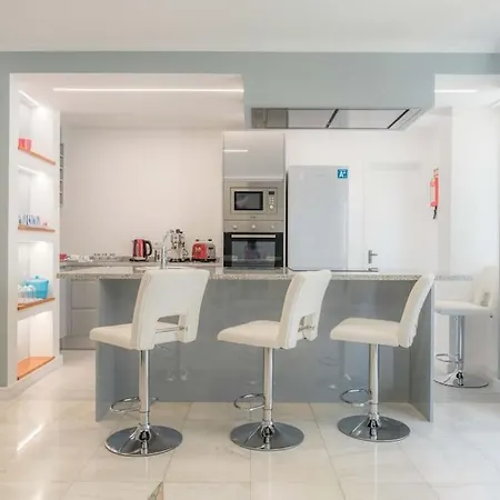 D.henrique I Frente Ao Savoy Palace * פונשל