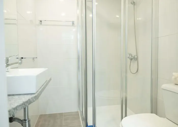 D.henrique I Frente Ao Savoy Palace פונשל