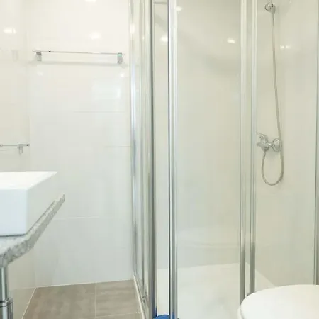 D.henrique I Frente Ao Savoy Palace Funchal (Madeira)