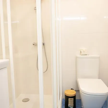 D.henrique I Frente Ao Savoy Palace